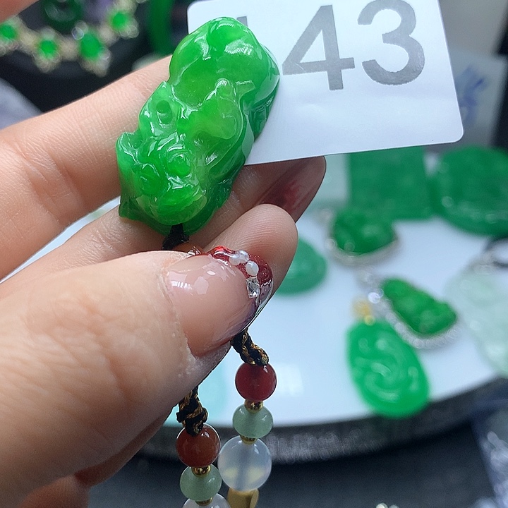 翡翠吊坠(赠链)未镶嵌