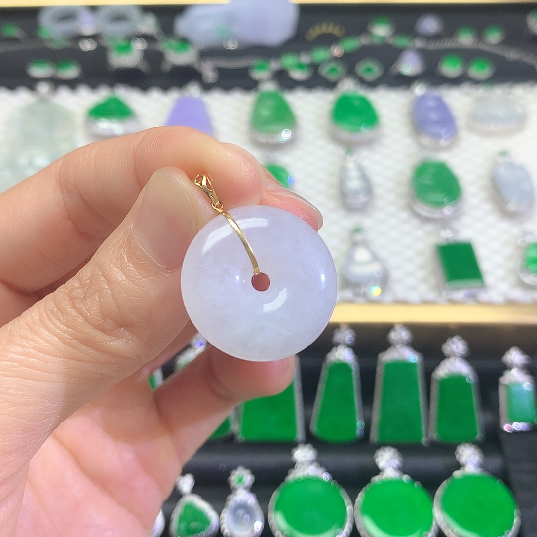 颈饰18K金镶嵌翡翠吊坠