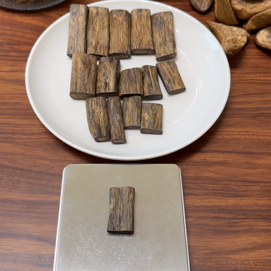 沉香碎屑沉香奇楠无事牌5克