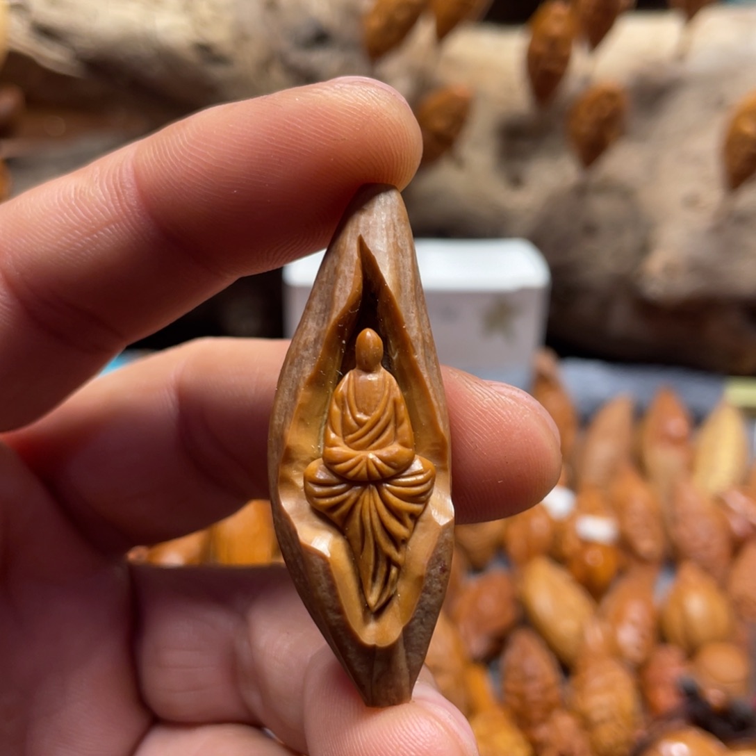 橄榄核吊坠镂空无相345