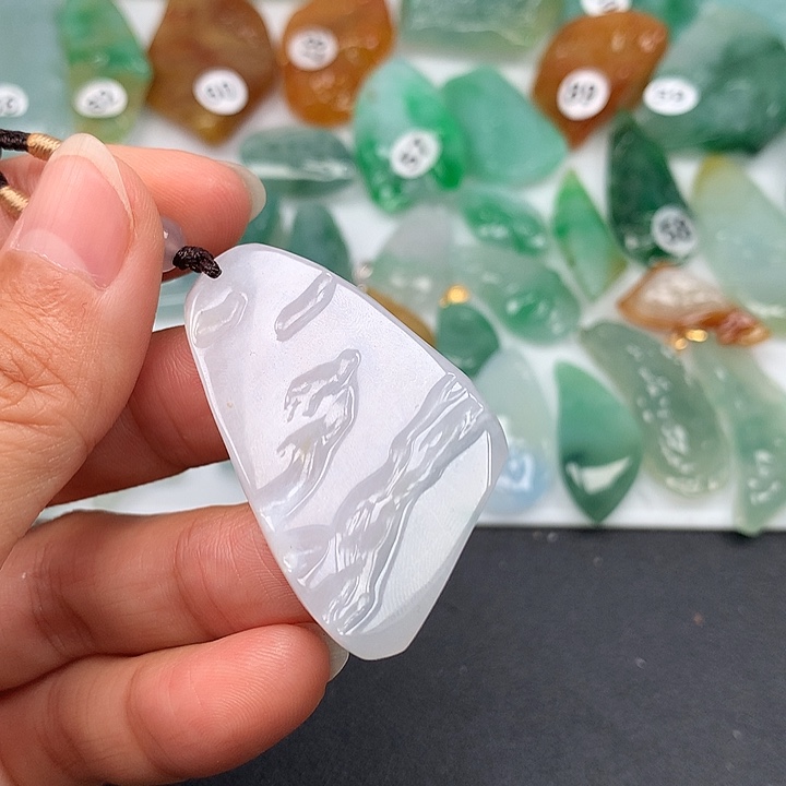 翡翠未镶嵌颈饰随型