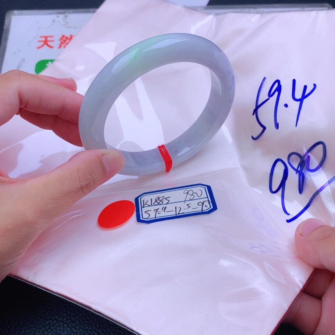 翡翠手镯未镶嵌翡翠