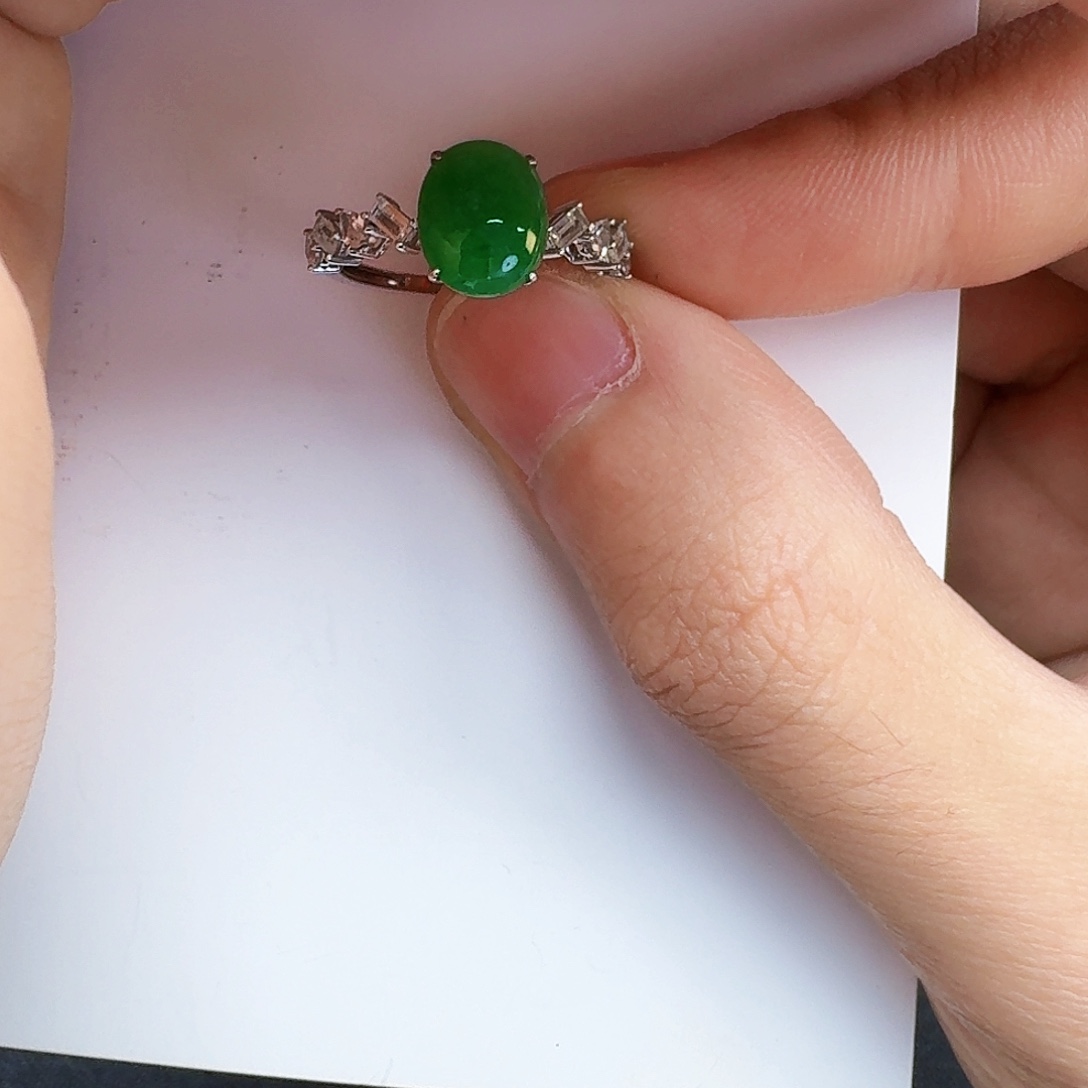 翡翠18K金镶嵌颈饰一件