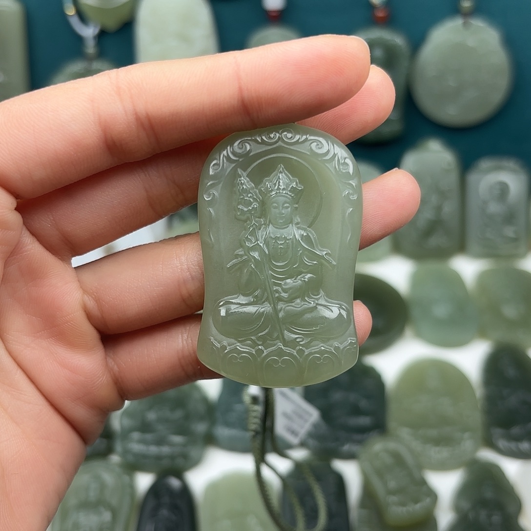 柏***、和田玉未镶嵌颈饰