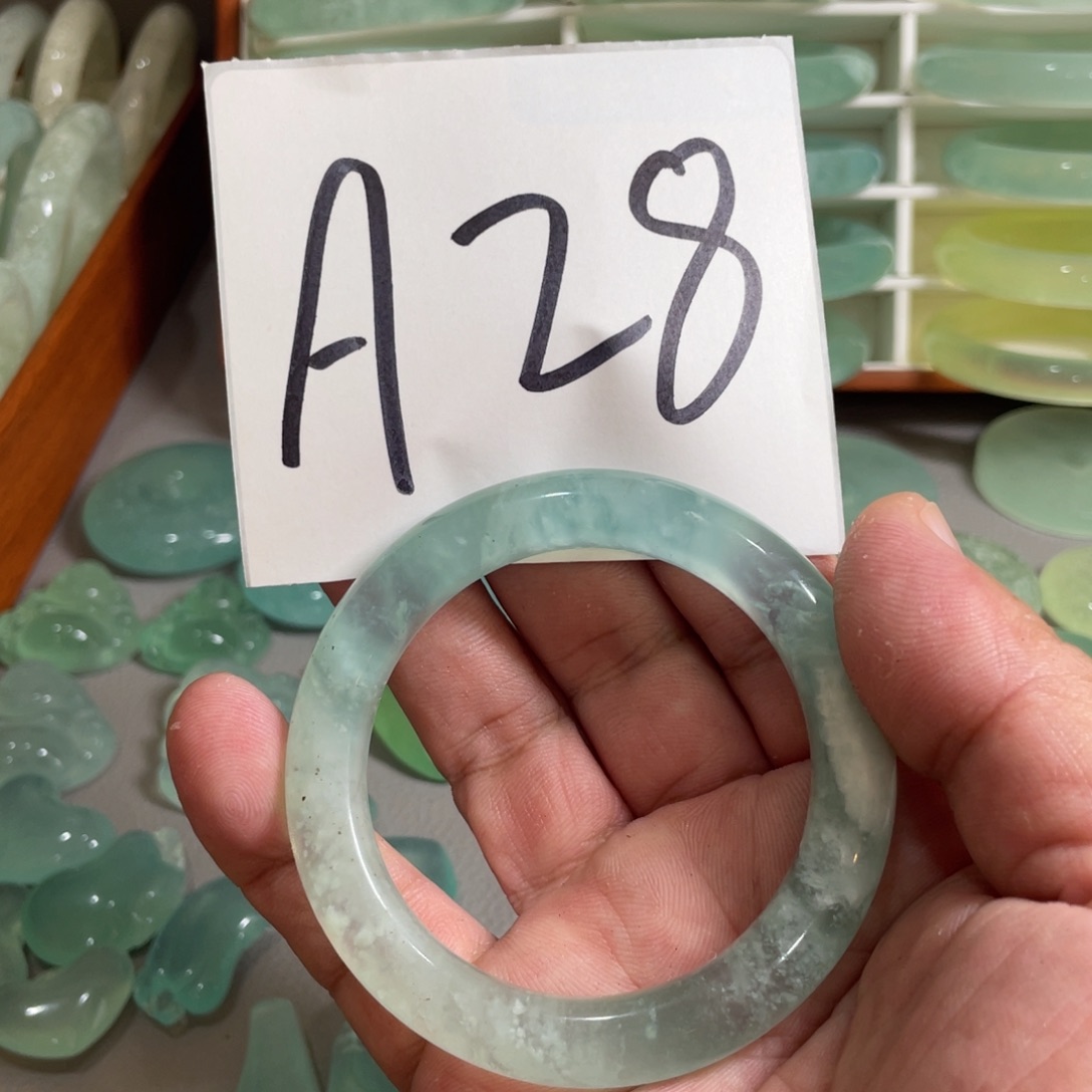 小***猪蛇纹石玉合金颈饰