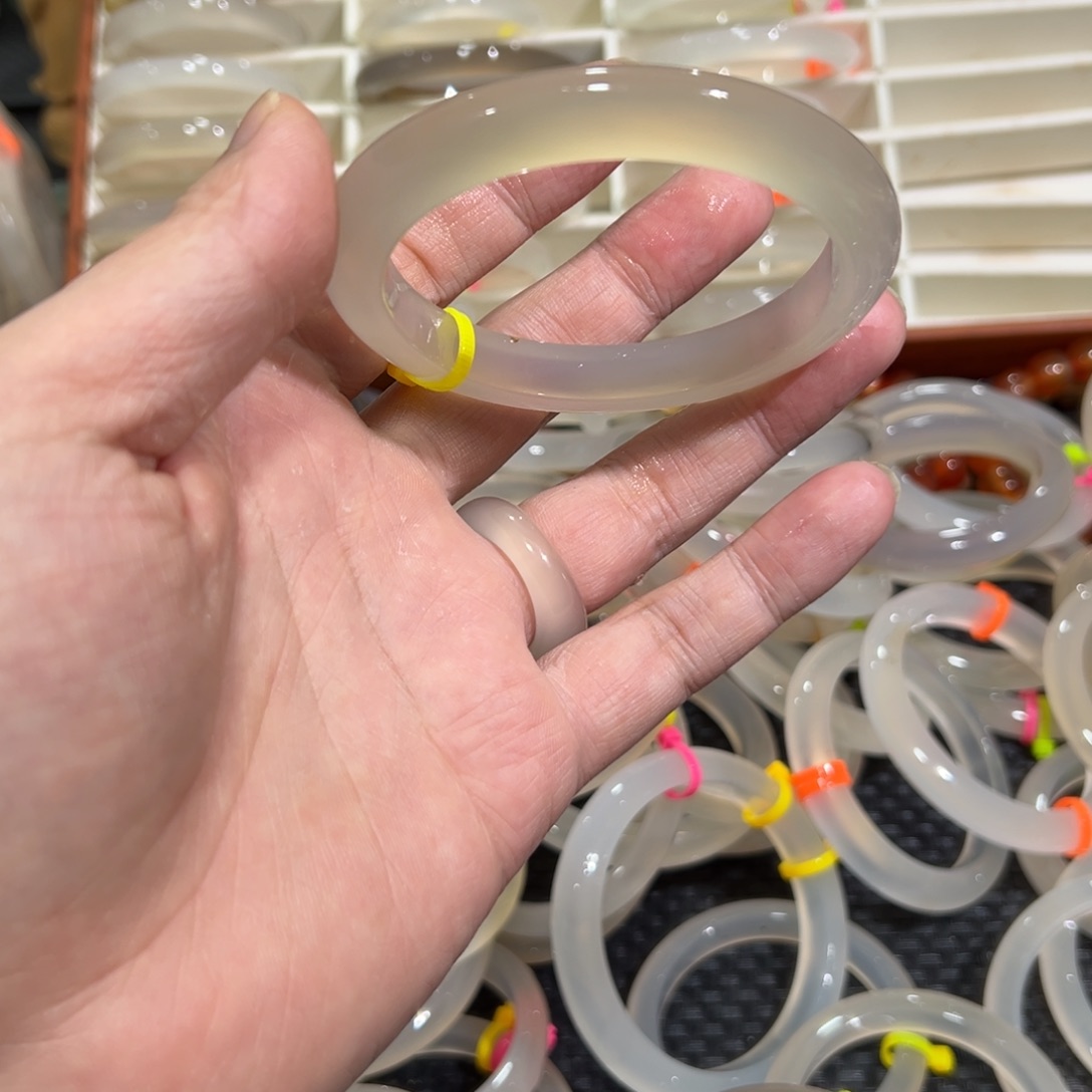 玛瑙/玉髓未镶嵌手镯61圈有包容3.7