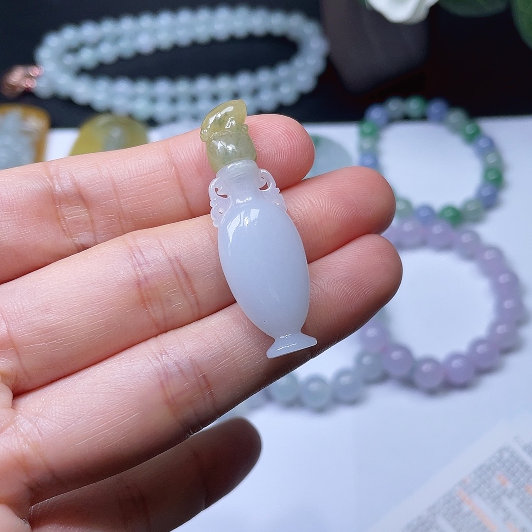 翡翠颈饰未镶嵌瓶子