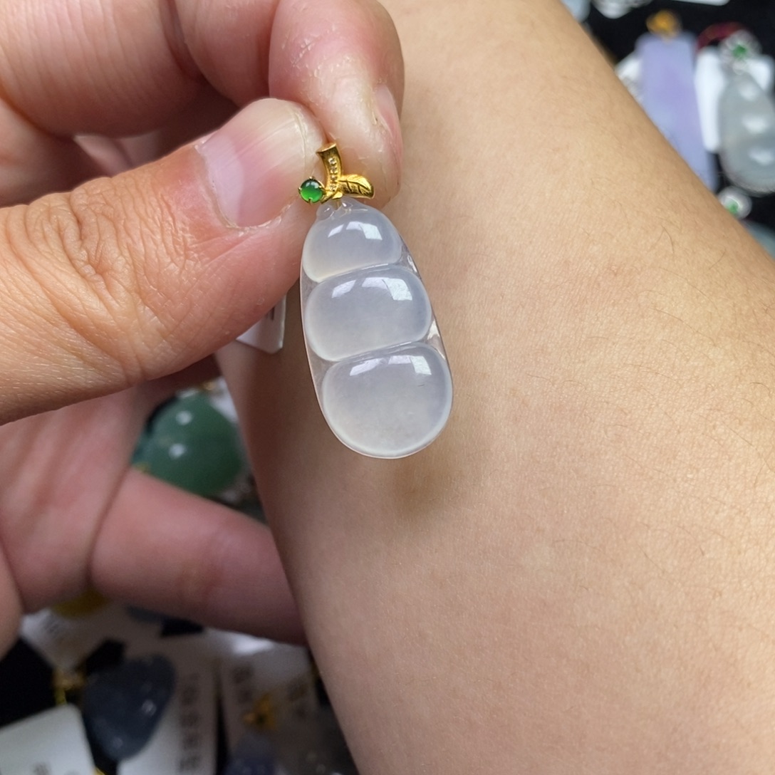 翡翠18K金镶嵌颈饰福豆