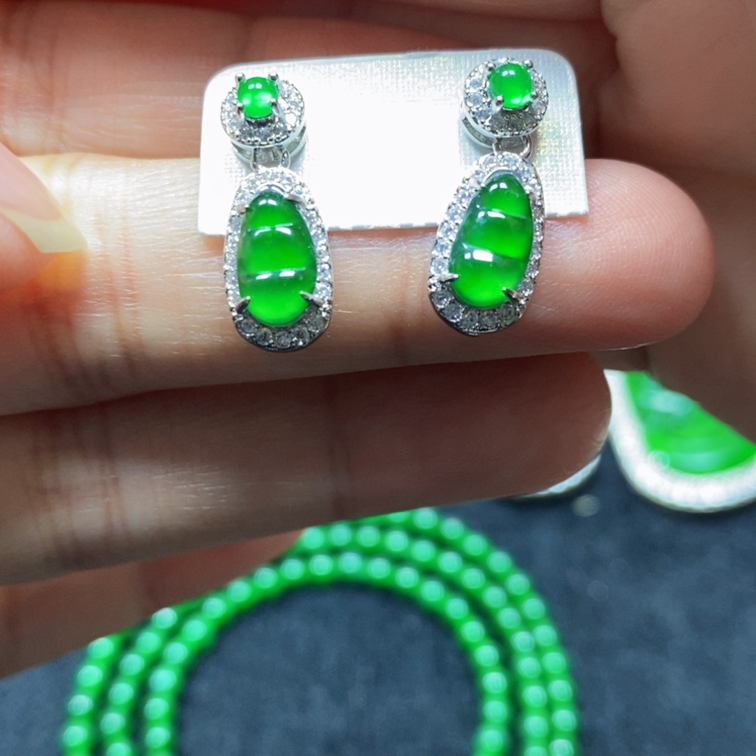 翡翠耳饰未镶嵌天然翡翠