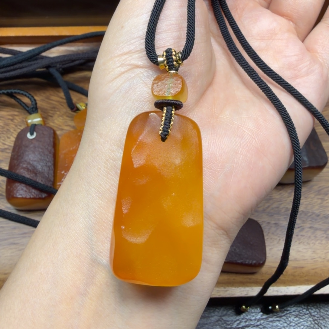 琥珀未镶嵌吊坠(赠链)