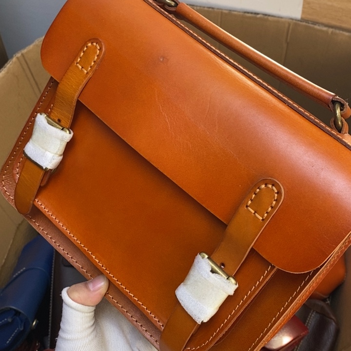 7***1头层牛皮瑕疵单肩包