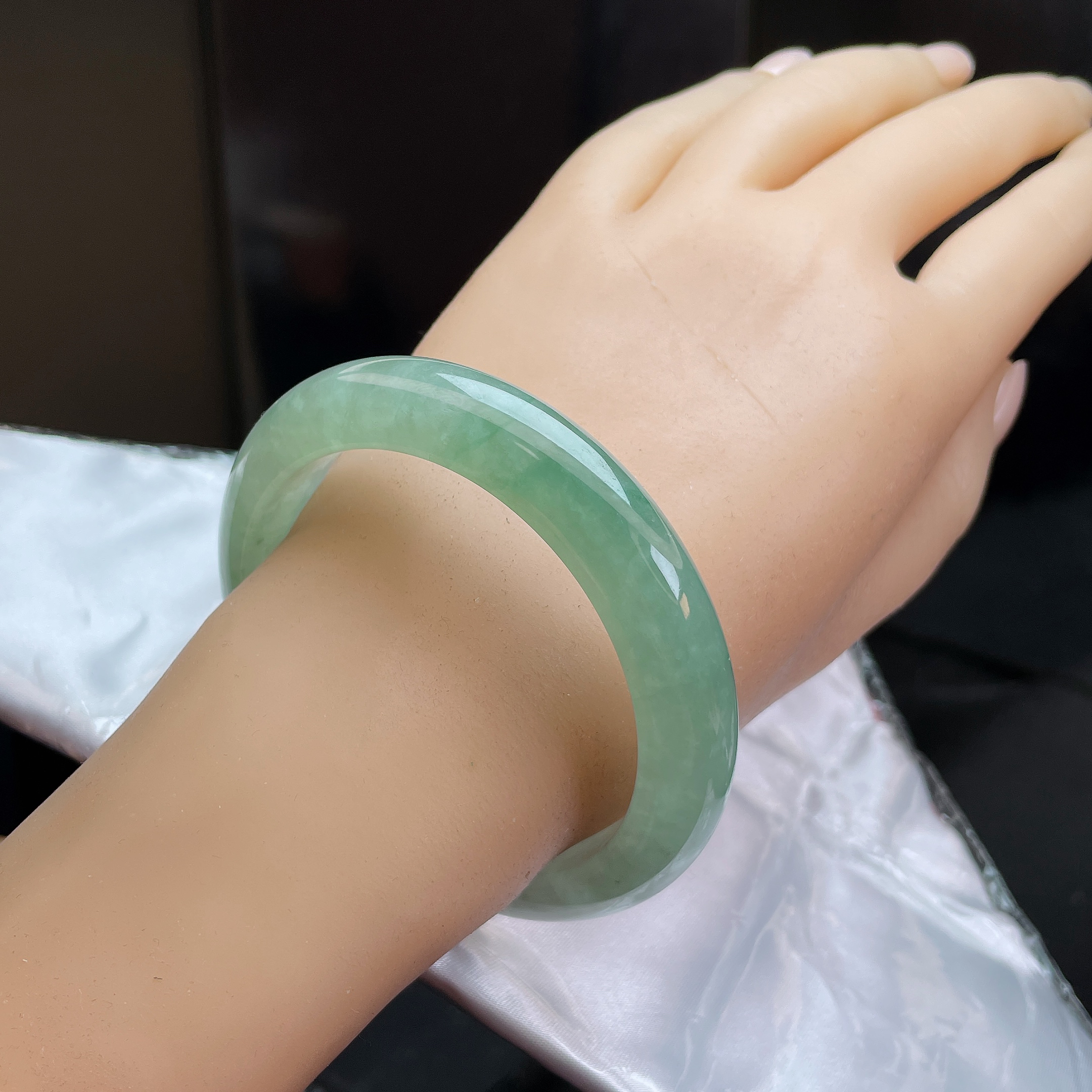 缅甸天然A货翡翠57圈口冰种满绿宽边手镯