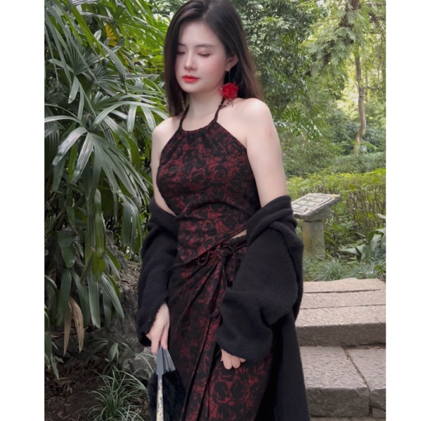 灰小猫 秋冬复古【暗夜玫瑰】活动挂脖肚兜上衣+一片式半身裙套装