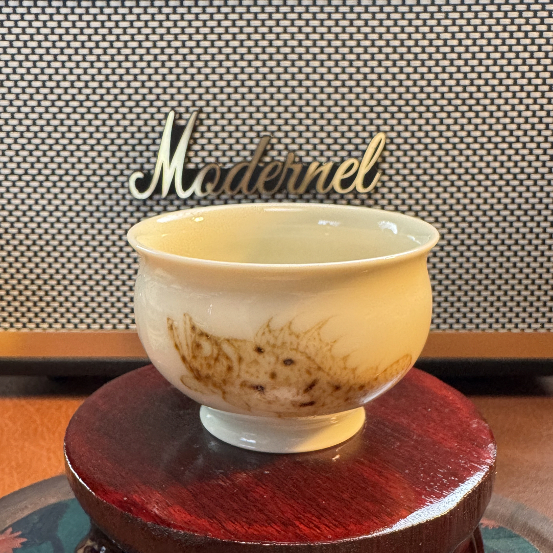 A330景德镇【景墨春风】景德镇手工手绘二号釉釉里金单鳜罗汉杯50ml