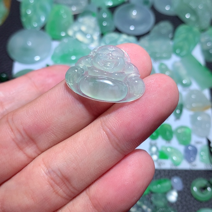 翡翠颈饰未镶嵌佛公