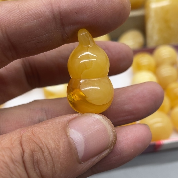 琥珀裸石未镶嵌葫芦