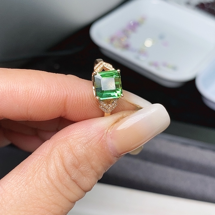 碧玺戒指18K金镶嵌碧玺戒指18K金镶嵌