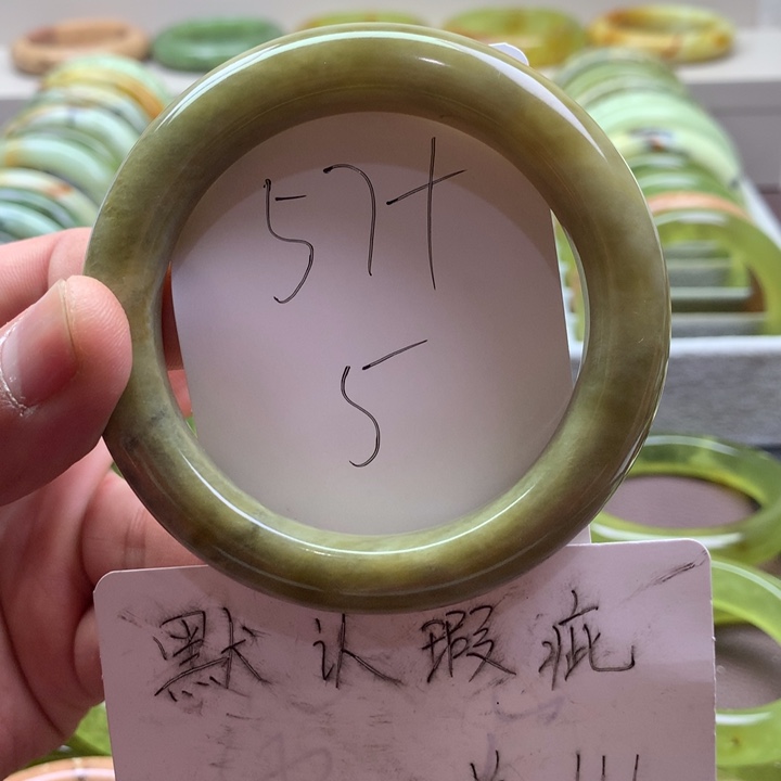 蛇纹石玉手镯未镶嵌