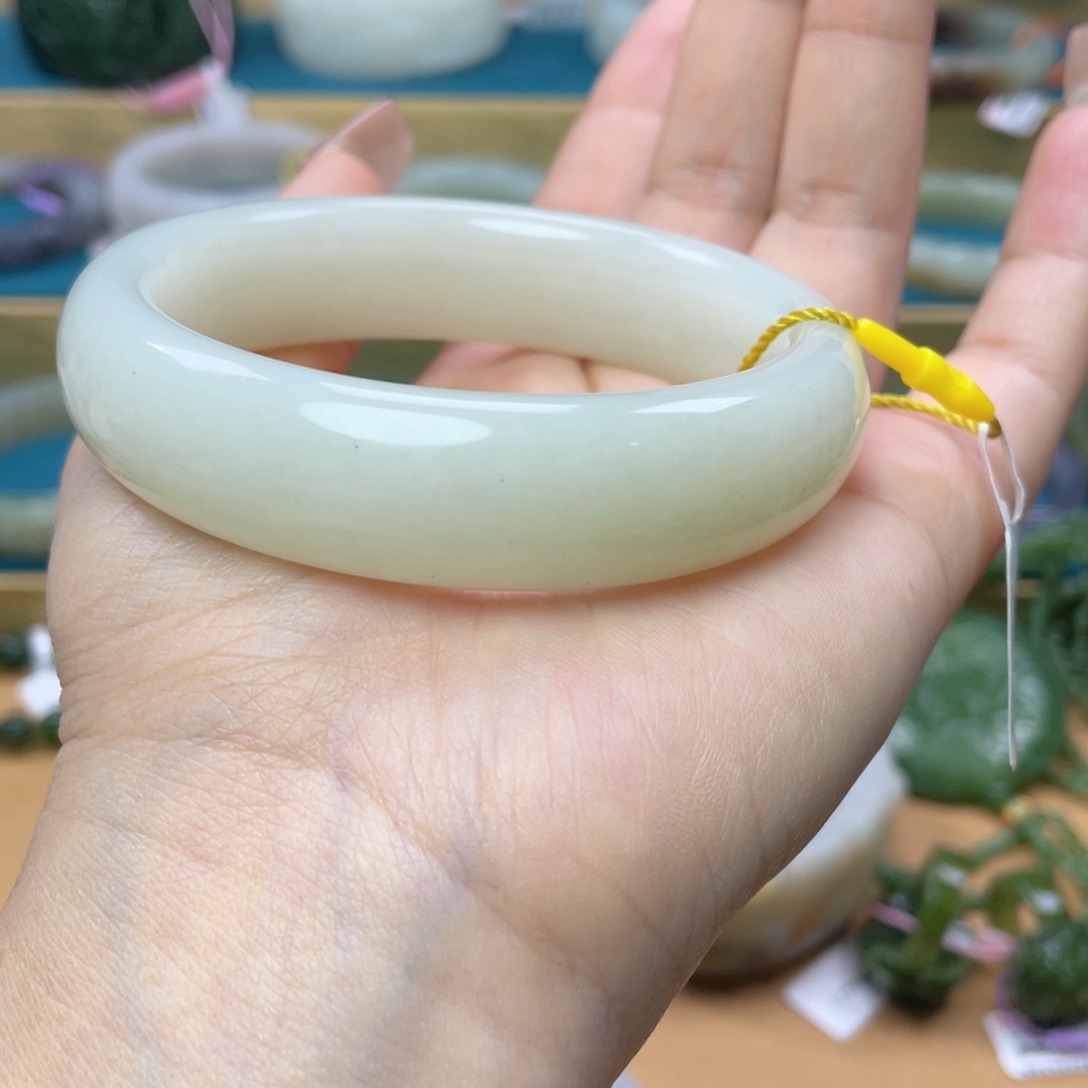 和田玉未镶嵌手镯60圈口。 编号6