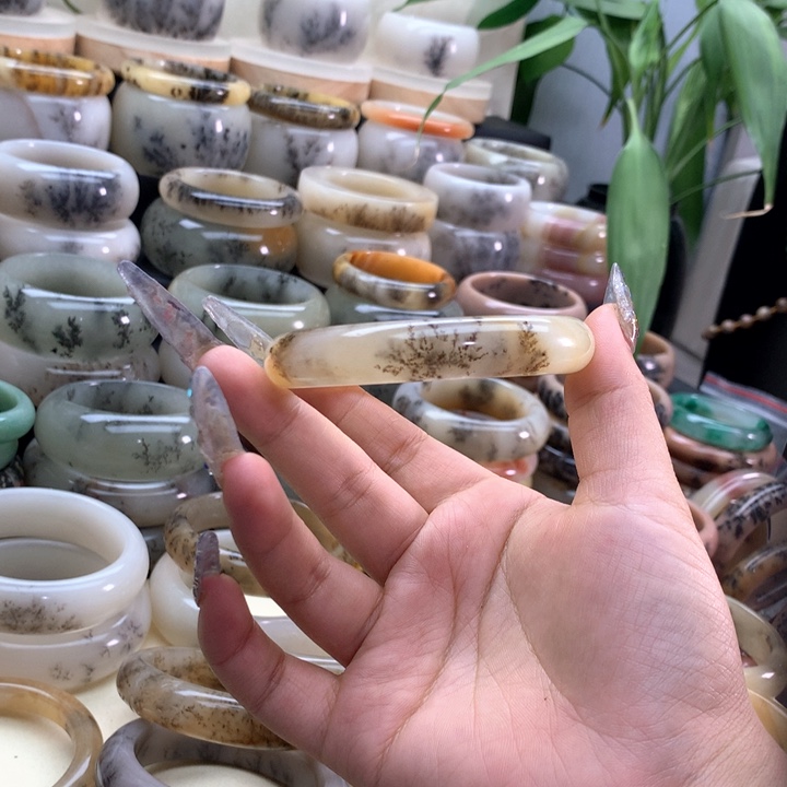 不***惯石英岩玉未镶嵌手镯