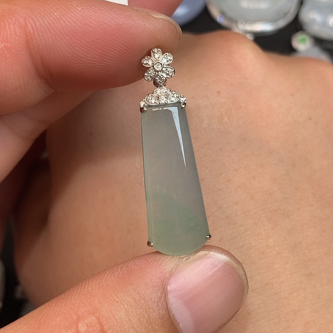 翡翠18K金镶嵌颈饰无事牌