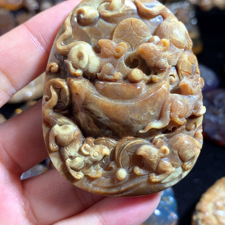 琥珀颈饰未镶嵌根蜡五鼠运财