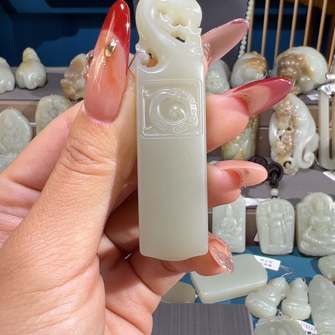 小***能和田玉（糖玉）未镶嵌颈饰