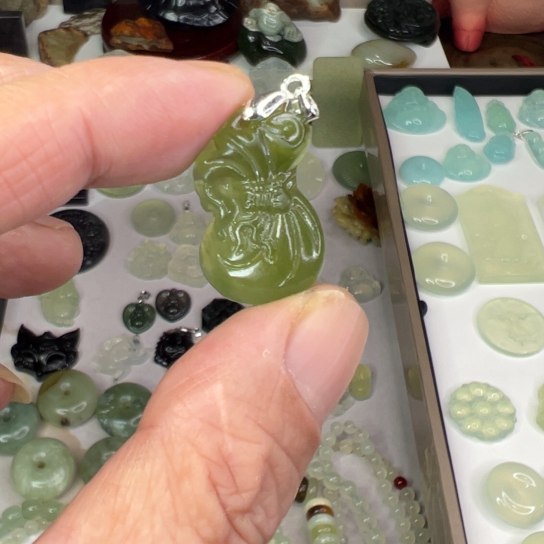 岫玉未镶嵌颈饰福袋岫玉