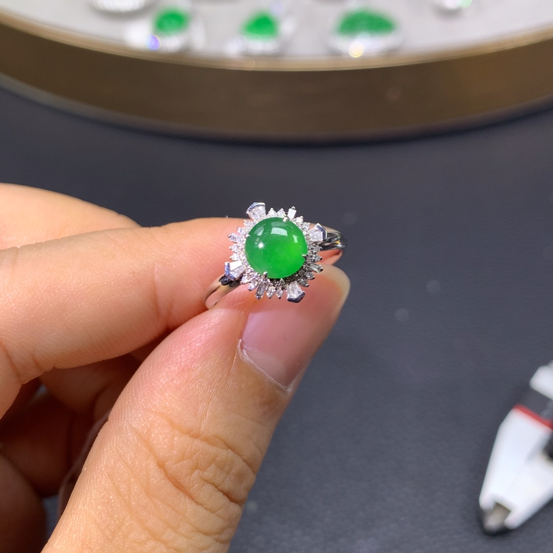 翡翠戒指18K金镶嵌翡翠