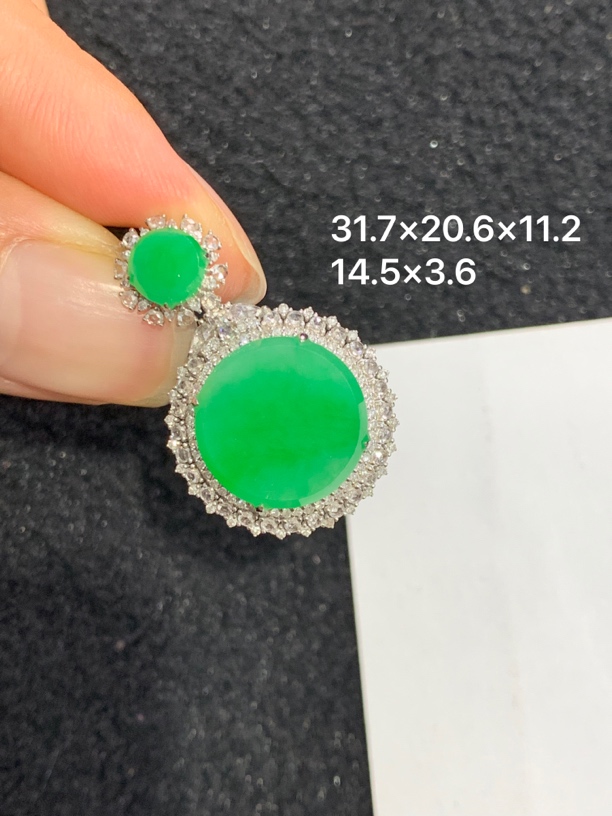 18K金镶嵌天然缅甸翡翠阳绿圆牌吊坠