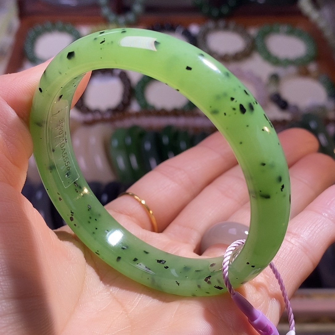 颈饰未镶嵌和田玉孤品56碧玉乌兰海猕猴桃手镯