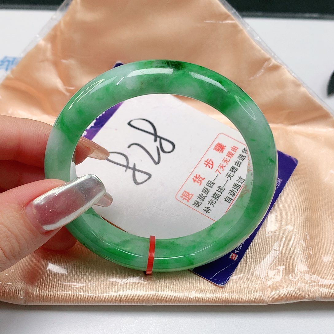 翡翠手镯未镶嵌翡翠手镯