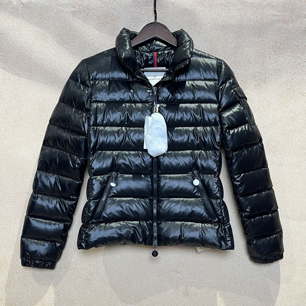 99新 MONCLER 蒙口 黑色短款收腰廓形拉链长袖羽绒服  0码
