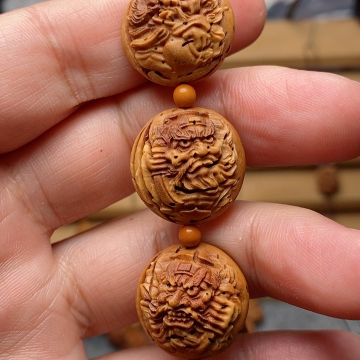 桃核雕刻钟馗手串