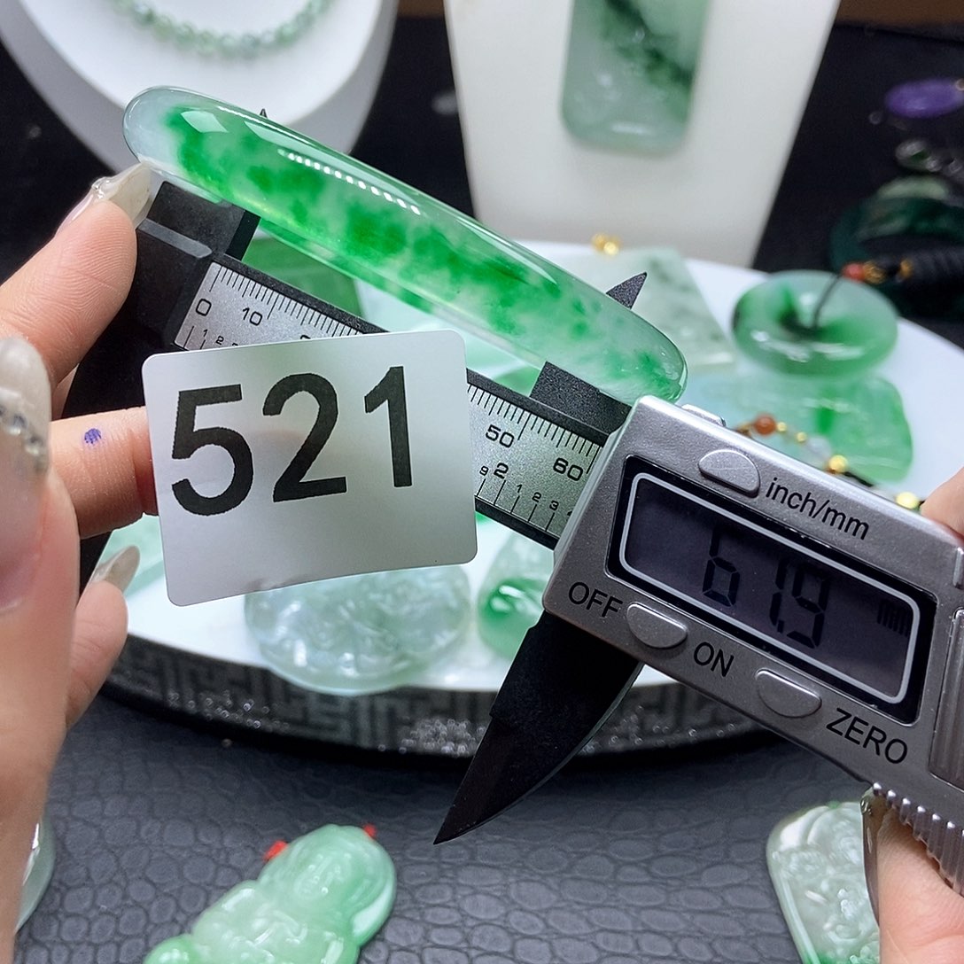 翡翠吊坠(赠链)未镶嵌