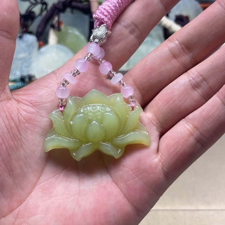 张***娘蛇纹石玉未镶嵌颈饰