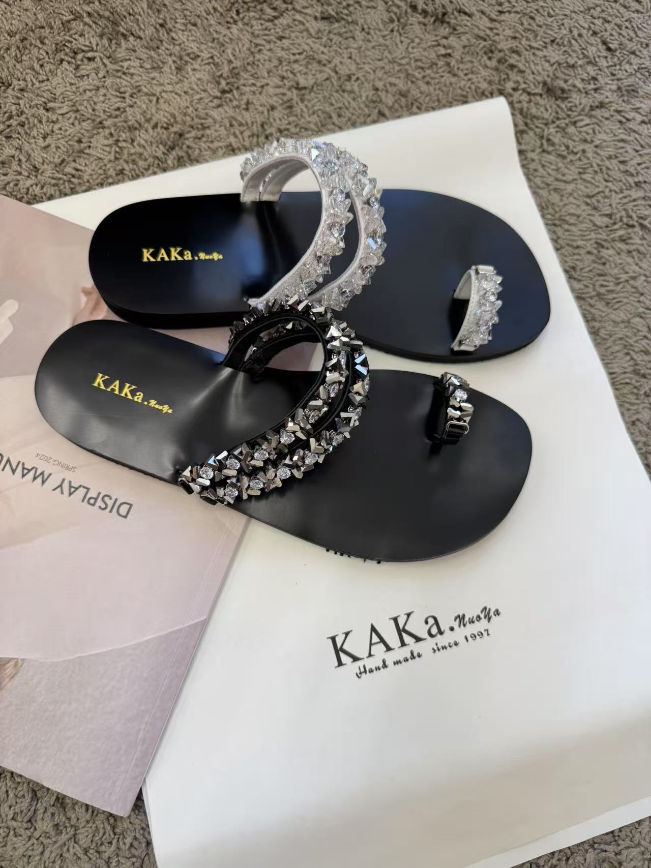 2025卡卡诺亚豆豆精选2364法式平底水钻套趾拖鞋