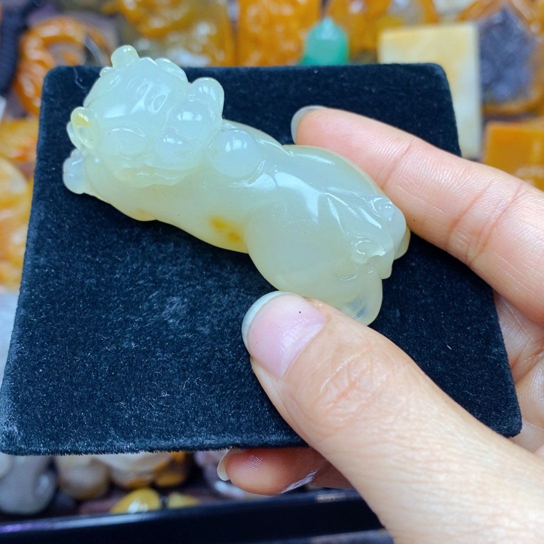 未镶嵌石英质玉（黄龙玉）颈饰