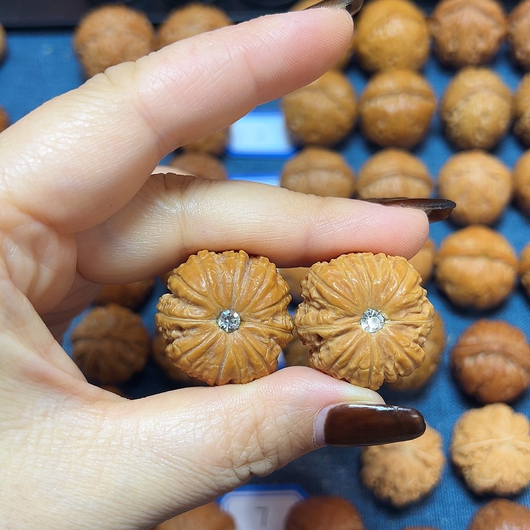 9***，文玩核桃吊坠粗筋蝴蝶磨