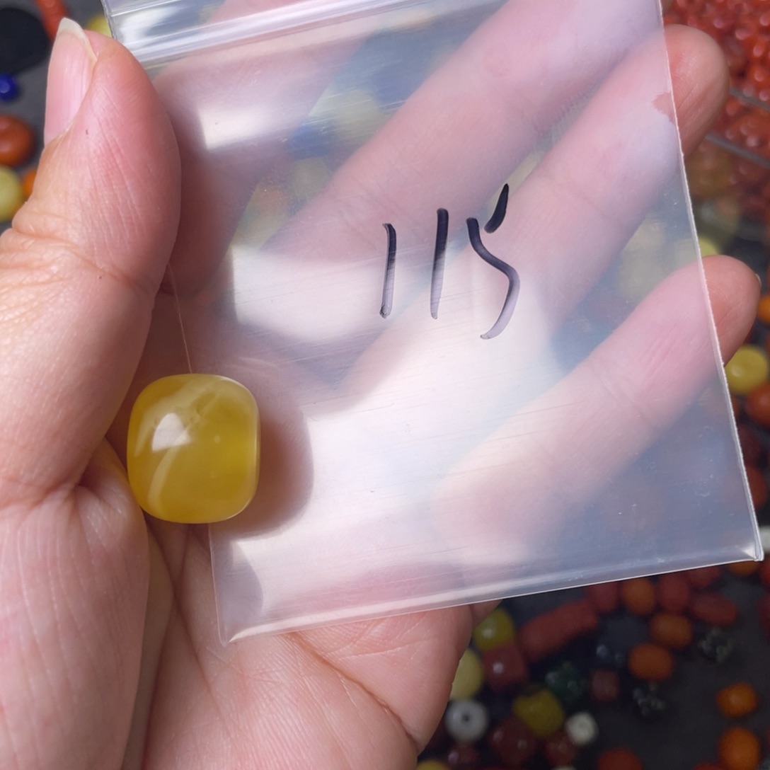 琥珀裸石未镶嵌配饰