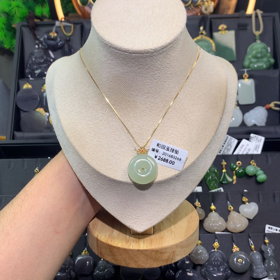和田玉18K金镶嵌吊坠