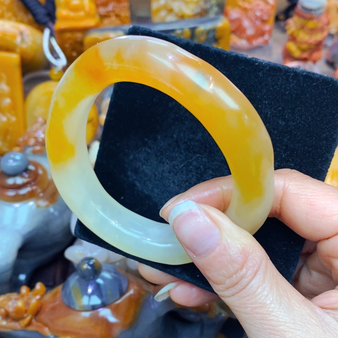 未镶嵌石英质玉（黄龙玉）颈饰