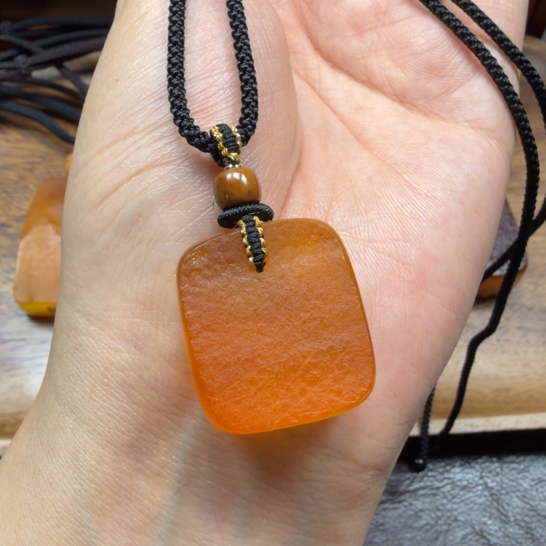 琥珀未镶嵌吊坠(赠链)