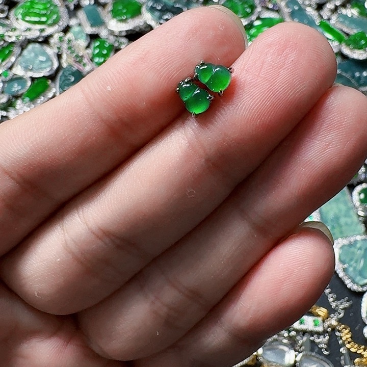 翡翠颈饰未镶嵌天然A货翡翠放漏