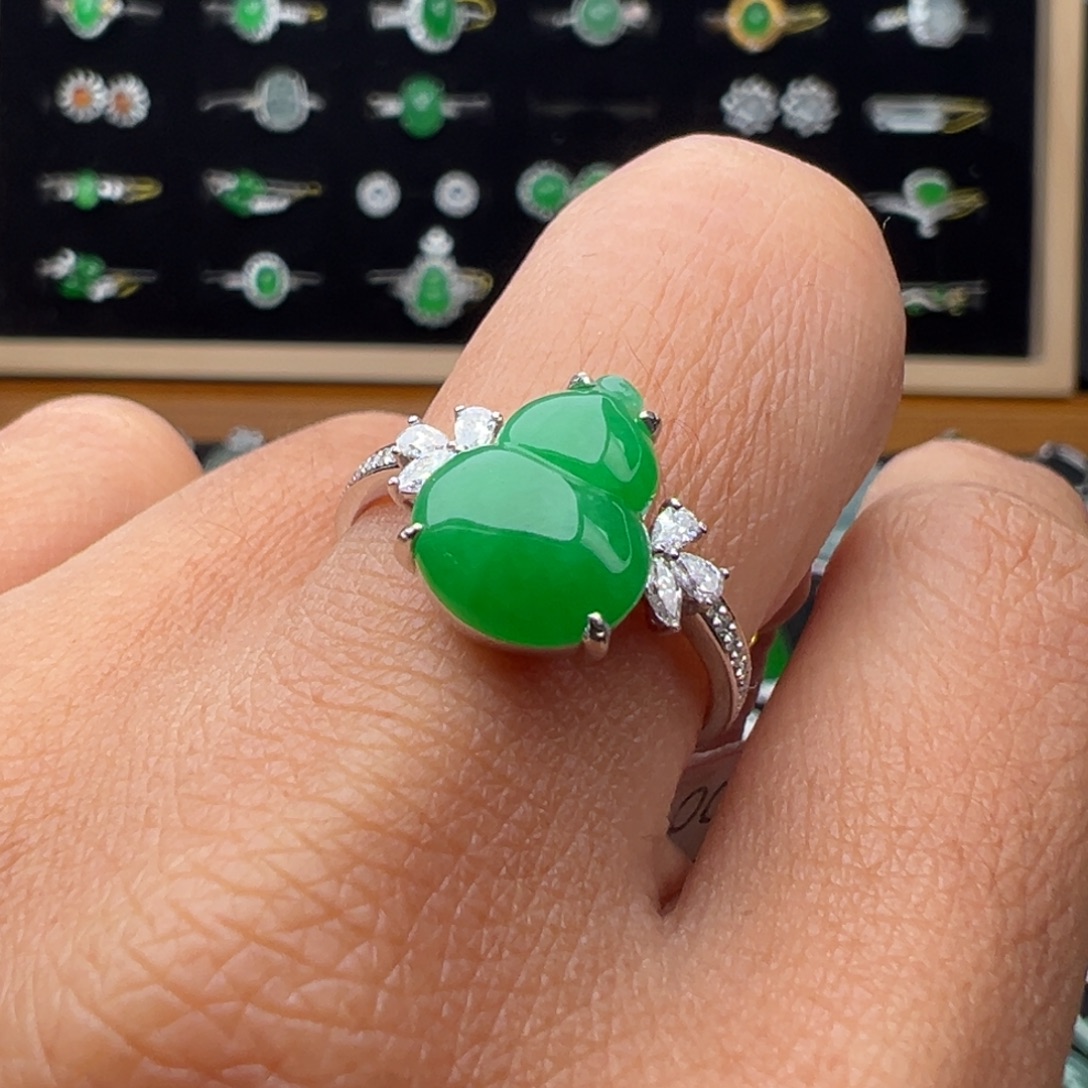 翡翠18K金镶嵌颈饰葫芦