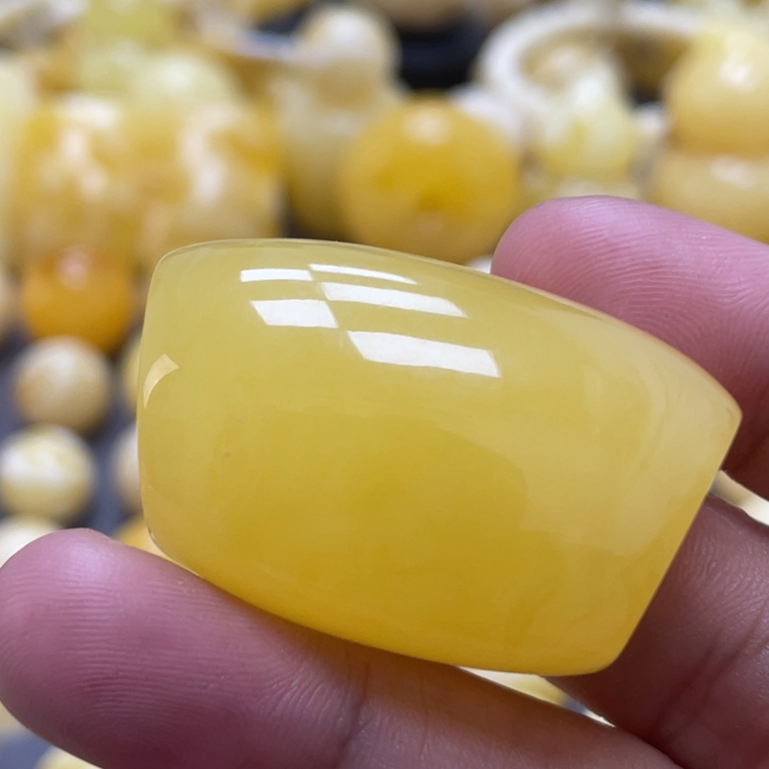 蜜蜡未镶嵌裸石25*38mm瑕疵马蹄
