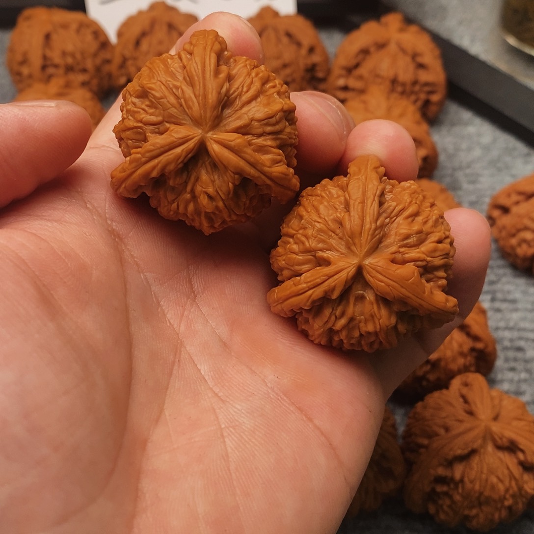 文玩核桃吊坠木**才精工修复三棱38白奔