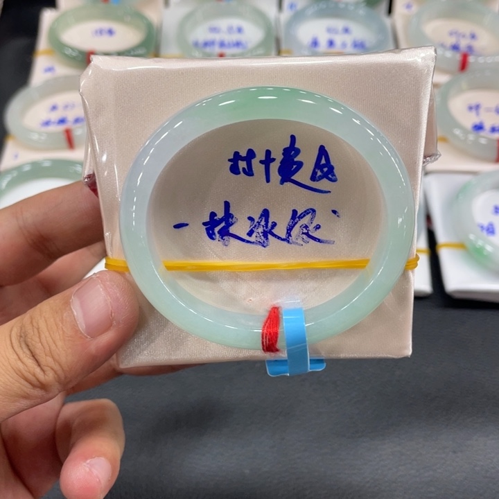 翡翠手镯未镶嵌缅甸翡翠