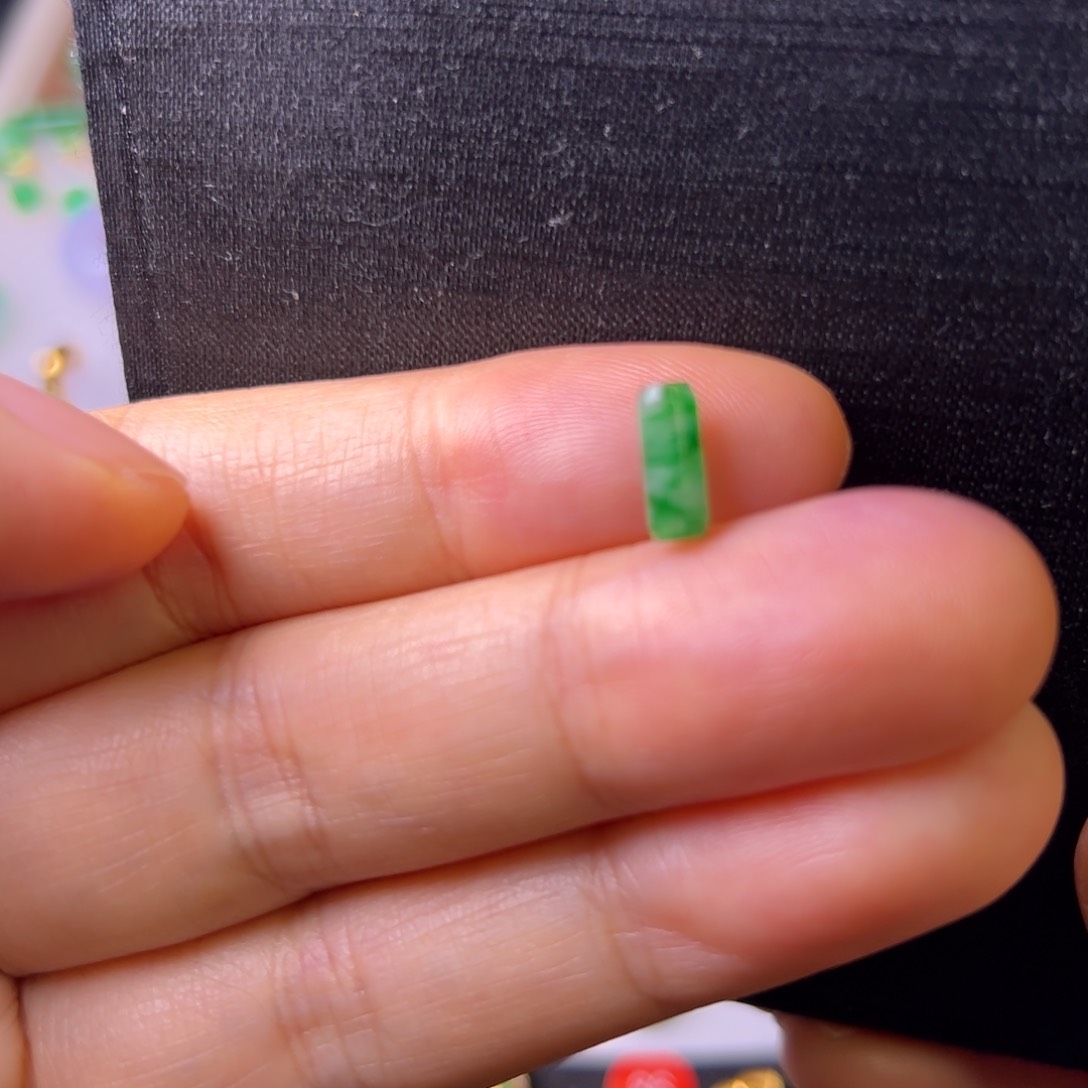 翡翠颈饰未镶嵌路路通