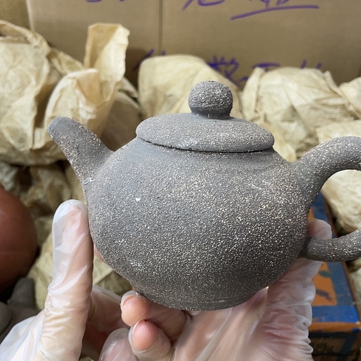 紫砂茶壶原矿泥料手工制作的一把紫砂壶。